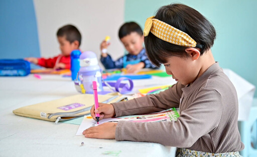 220824 -- LHASA, Aug. 24, 2022 -- Students of Liu Yixiao learn painting at the regional youth and children s center in the Doilungdeqen District of Lhasa, southwest China s Tibet Autonomous Region, June 18, 2022. TO GO WITH Feature: Volunteer teacher helps students in Tibet pursue art dream CHINA-TIBET-VOLUNTEER ART TEACHER CN ZhouxDixiao PUBLICATIONxNOTxINxCHN