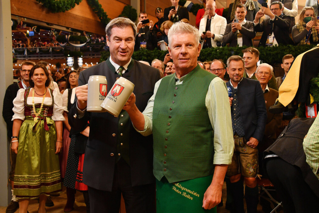 Markus Soeder und Dieter Reiter mit seiner Ehefrau Petra bei der Eroeffnung vom Oktoberfest am 17.09.2022 in Muenchen Eröffnung vom Oktoberfest 2022 in München (Bild: IMAGO/APress)