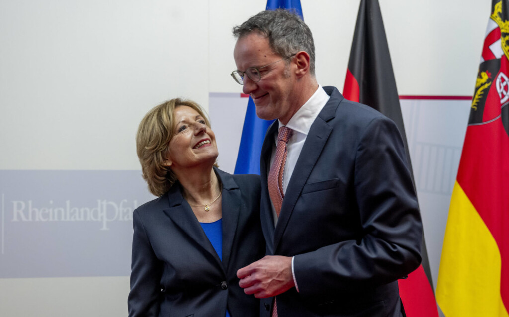 Michael Ebling zum neuen Innenminister in RLP ernannt Michael Ebling bei seiner Ernennung zum neuen Innenminister in Rheinland-Pfalz durch Ministerpräsidentin Malu Dreyer in der Staatskanzlei in Mainz. Daneben steh das Kabinett. Dreyer hat den Mainzer Oberbürgermeister als Nachfolger des zurückgetretenen Roger Lewentz ernannt. Ebling wurde anschließend bei einer Sitzung des Landtags in Mainz durch Landtagspräsident Hendrik Hering SPD vereidigt. Mainz Rheinland-Pfalz Deutschland (Bild: IMAGO/Torsten Silz)