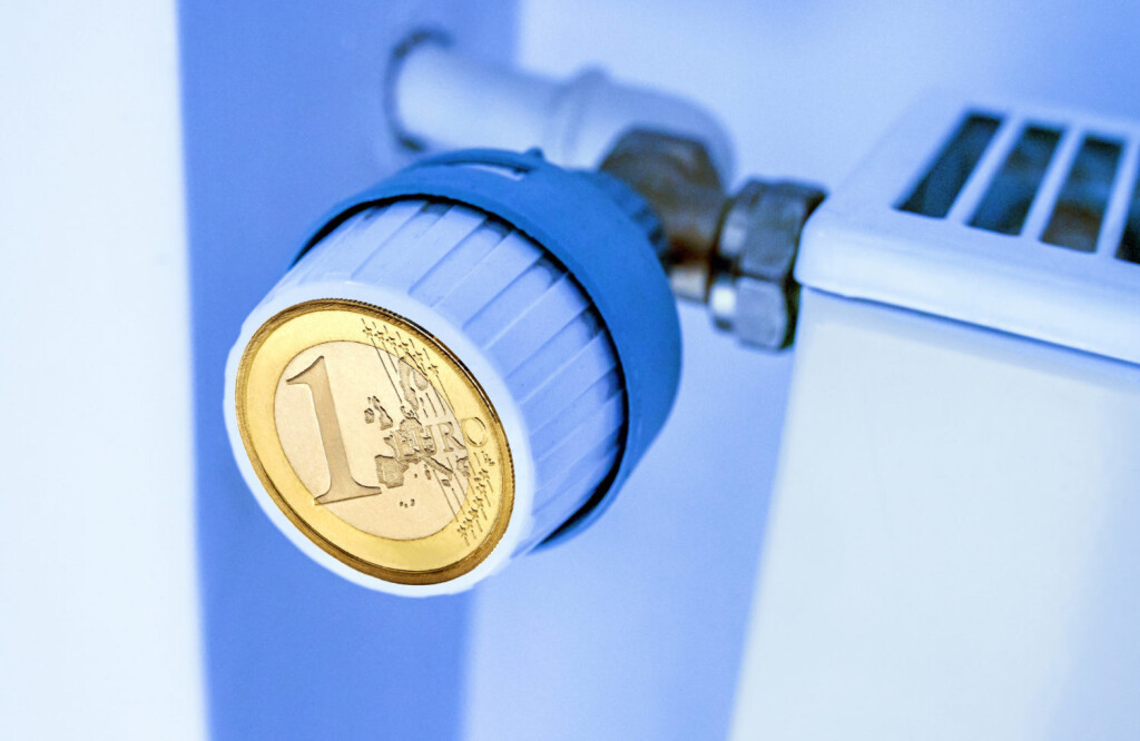 Energiekosten, Heizkostenzuschuss, Energiepauschale, Symbolfoto Thermostat mit Euro als Regler, 2022 Deutschland, Winter 2022, Thermostat einer Heizung, 1 Euro Geldstück als Regler, Symbolfoto Energiekrise, Heizkostenzuschuss, Energiepauschale, Energiepreispauschale, Entlastung bei gestiegenen Energiekosten, Entlastungspaket, Symbol, Symbolfoto, symbolisch, Symbolbild, Heizkosten, Energie, Energiesparen, Heizenergie, heizen, Heizperiode, Temperatur, Zimmertemperatur, Energiesparen, Euro, Energiekosten, Heizkostenrechnung, Kosten, Energieabrechnung, Heizkostenabrechnung, still, *** Energy costs, heating cost allowance, energy flat rate, symbol photo thermostat with euro as regulator, 2022 Germany, winter 2022, thermostat of a heating, 1 eur