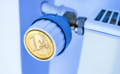 Energiekosten, Heizkostenzuschuss, Energiepauschale, Symbolfoto Thermostat mit Euro als Regler, 2022 Deutschland, Winter 2022, Thermostat einer Heizung, 1 Euro Geldstück als Regler, Symbolfoto Energiekrise, Heizkostenzuschuss, Energiepauschale, Energiepreispauschale, Entlastung bei gestiegenen Energiekosten, Entlastungspaket, Symbol, Symbolfoto, symbolisch, Symbolbild, Heizkosten, Energie, Energiesparen, Heizenergie, heizen, Heizperiode, Temperatur, Zimmertemperatur, Energiesparen, Euro, Energiekosten, Heizkostenrechnung, Kosten, Energieabrechnung, Heizkostenabrechnung, still, *** Energy costs, heating cost allowance, energy flat rate, symbol photo thermostat with euro as regulator, 2022 Germany, winter 2022, thermostat of a heating, 1 eur