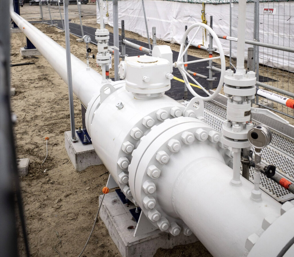 Die Gaszufuhr für das Spezialschiff Neptune während des offiziellen Starts des zweiten deutschen Importterminal für Flüssigerdgas LNG der Deutschen ReGas. In Lubmin muss das Terminal wegen der niedrigen Wasserstände im Greifswalder Bodden über kleinere Shuttle
