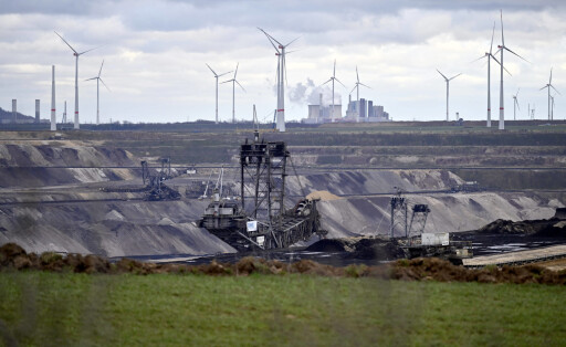 Windkraftanlagen stehen auf einem Feld bei Erkelenz nahe des Braunkohletagebau Garzweiler II, dahinter das Kohlekraftwer