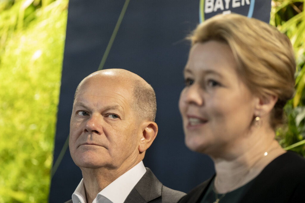 Bundeskanzler und Regierende Bürgermeisterin besuchen Bayer AG in Berlin - Bundeskanzler Olaf Scholz und Franziska Giffey, Regierende Bürgermeisterin von Berlin, während des UnternehmensbesuchsBundeskanzler und Regierende Bürgermeisterin besuchen Bayer AG in Berlin - Bundeskanzler Olaf Scholz und Franziska Giffey, Regierende Bürgermeisterin von Berlin, während des Unternehmensbesuchs, Berlin Berlin Deutschland Bayer AG in Wedding. (Bild: IMAGO/Chris Emil Janßen)