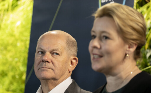 Bundeskanzler und Regierende Bürgermeisterin besuchen Bayer AG in Berlin - Bundeskanzler Olaf Scholz und Franziska Giffey, Regierende Bürgermeisterin von Berlin, während des UnternehmensbesuchsBundeskanzler und Regierende Bürgermeisterin besuchen Bayer AG in Berlin - Bundeskanzler Olaf Scholz und Franziska Giffey, Regierende Bürgermeisterin von Berlin, während des Unternehmensbesuchs, Berlin Berlin Deutschland Bayer AG in Wedding. (Bild: IMAGO/Chris Emil Janßen)