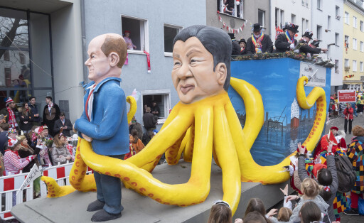Nach drei Jahren Corona-Pause startete am Rosenmontag 20.02.2023 der Rosenmontagszug erstmals auf der rechten Rheinseite in Koeln. Foto: Olaf Scholz in der Abhaengigkeit der Krake China Dort feiern die Jecken in diesem Jahr das Jubilaeum 200 Jahre Koelner Karneval. Die Koelner Persiflagewagen nehmen das Weltgeschehen satirisch aufs Korn. Sie zeigen etwa den russischen Praesidenten Wladimir Putin bei einem Kuss mit dem Teufel, die getoetete Iranerin Mahsa Amini, hinter der ein baertiger Sittenwaechter ein blutiges Messer hebt, und den FIFA-Praesidenten Gianni Infantino, dessen Mund mit Geldscheinen vollgestopft ist. Vor ihm steht ein blutiger WM-Pokal. Siehe epd-Meldung vom 20.02.2023 EDITORIAL USE ONLY *** After three years Corona b Copyright: epd-bildx/GuidoxSchiefer 20022023Rosenmontag_Koeln30