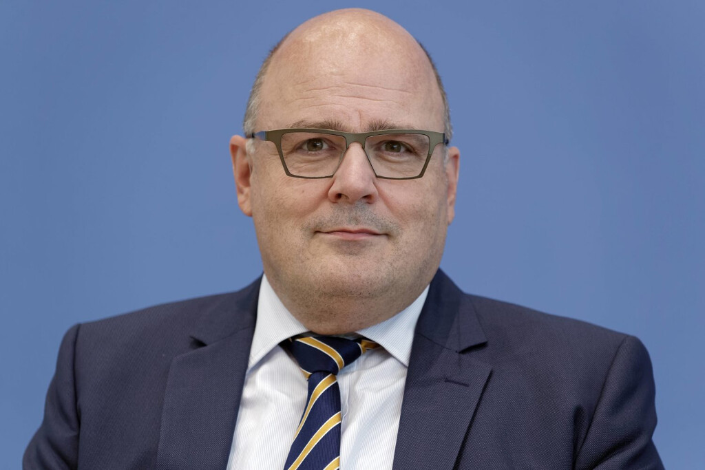 Höherer Mindestlohn beschlossen 2018-06-26, Berlin, Deutschland - Die Mindestlohnkommission erläutert ihren Beschluss, den Mindestlohn in zwei Stufen zu erhöhen. Im Bild Steffen Kampeter, Hauptgeschäftsführer der Bundesvereinigung der Deutschen Arbeitgeberverbände BDA und Mitglied der Kommission. *** Higher minimum wage agreed 2018 06 26 Berlin Germany The minimum wage commission explains its decision to increase the minimum wage in two stages In the picture Steffen Kampeter Chief executive officer of the Confederation of German Employers Associations BDA and member of the Commission