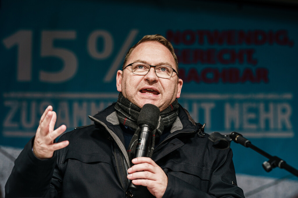 epa10450720 Chairman of the 'ver.di' trade union Frank Werneke delivers a speech during a warning strike of postal service workers near the German public services union 'ver.di' headquarters in Berlin, Germany, 06 February 2023. On the occasion of the ongoing wage dispute, the ver.di trade union called postal workers for a day long warning strike. EPA-EFE/CLEMENS BILAN