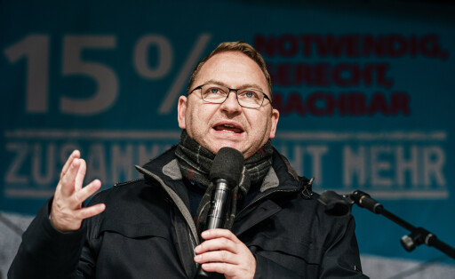 epa10450720 Chairman of the 'ver.di' trade union Frank Werneke delivers a speech during a warning strike of postal service workers near the German public services union 'ver.di' headquarters in Berlin, Germany, 06 February 2023. On the occasion of the ongoing wage dispute, the ver.di trade union called postal workers for a day long warning strike.  EPA-EFE/CLEMENS BILAN