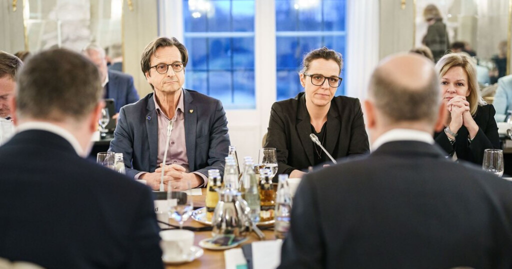 Psychologe und Marktforscher Stephan Grünewald und Jana Faus vom Umfrage- und Politikberatungsunternehmens Pollytix ergänzen mit Vorträgen den zweiten Themenblock. (Bild: Bundesregierung/Denzel)