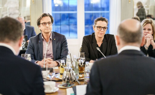 Psychologe und Marktforscher Stephan Grünewald und Jana Faus vom Umfrage- und Politikberatungsunternehmens Pollytix ergänzen mit Vorträgen den zweiten Themenblock. (Bild: Bundesregierung/Denzel)