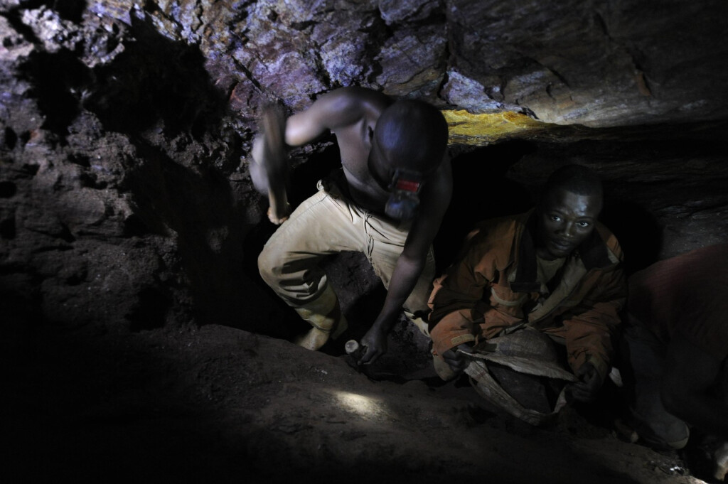 June 22, 2011 - Democratic Republic of Congo - Cresseurs exploit cassiterite rich boxite deposits with mallets, chisels and plastic Chinese headlamps 45 meters under the surface of Mount Mpama near the town of Bisie in the Democratic Republic of Congo. Poorly constructed post-and-beam constructed mine shafts that are dug into the mountain often collapse..Lucas Oleniuk-Toronto Star.20/5/11 20110626; ONT; Insight; IN4 -- A headlamp lights the way as creuseurs work the Mpama rock face with chisel and mallet to extract cassiterite. The ore is smelted to become tin, essential in the manufacture of electronic devices. PUBLICATIONxINxGERxSUIxAUTxONLY - ZUMAt14_
June 22 2011 Democratic Republic of Congo exploit Rich deposits With mallets chisels and Plastic Chinese headlamps 45 METERS Under The Surface of Mount Near The Town of in The Democratic Republic of Congo poorly constructed Post and Beam constructed Mine Shafts Thatcher are Dug into The Mountain Often Collapse Lucas Oleniuk Toronto Star 20 5 11 ont Insight IN4 a headlamp Lights The Way As Work The Rock Face With chisel and Mallet to Extract The Ore IS to Become Tin Essential in The manufacture of Electronic Devices PUBLICATIONxINxGERxSUIxAUTxONLY ZUMAt14_