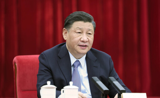 News Bilder des Tages 230306 -- BEIJING, March 6, 2023 -- Chinese President Xi Jinping, also general secretary of the Communist Party of China Central Committee and chairman of the Central Military Commission, visits national political advisors from the China National Democratic Construction Association and the All-China Federation of Industry and Commerce, who are attending the first session of the 14th National Committee of the Chinese People s Political Consultative Conference CPPCC, in Beijing, capital of China, March 6, 2023. Xi participated in their joint group meeting, and listened to their comments and suggestions. TWO SESSIONSCHINA-XI JINPING-CPPCC-JOINT GROUP MEETING CN JuxPeng PUBLICATIONxNOTxINxCHN