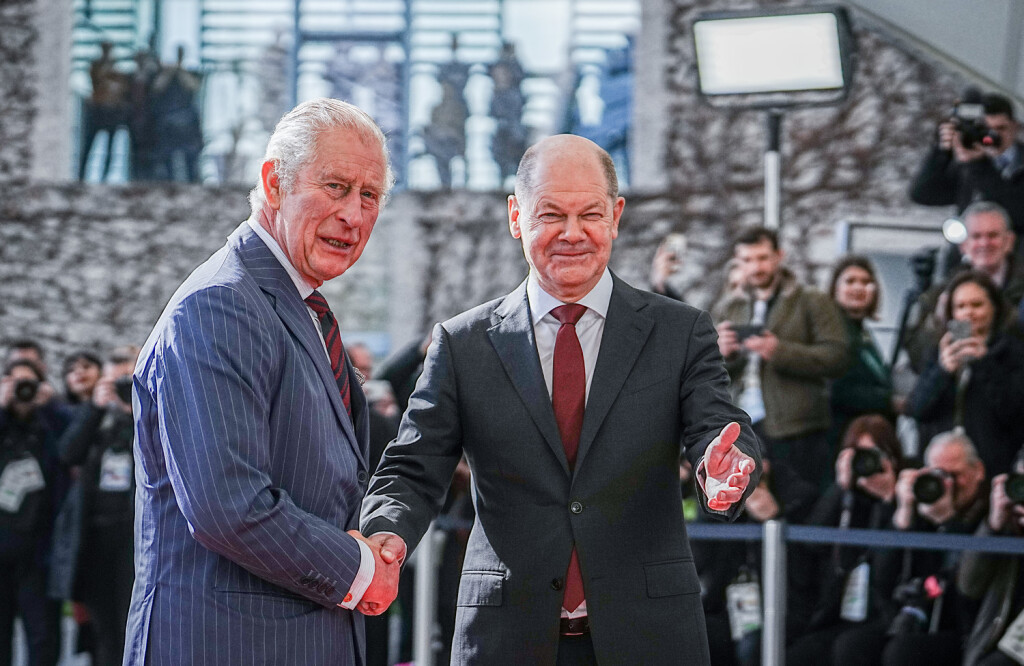 30.03.2023, Berlin: Bundeskanzler Olaf Scholz (r, SPD) empfängt König Charles III. am zweiten Tag seines Deutschlandbesuchs vor dem Bundeskanzleramt. Noch vor seiner Krönung im Mai 2023 besuchen der britische König und die Königsgemahlin für drei Tage Deutschland. Foto: Kay Nietfeld/dpa +++ dpa-Bildfunk +++