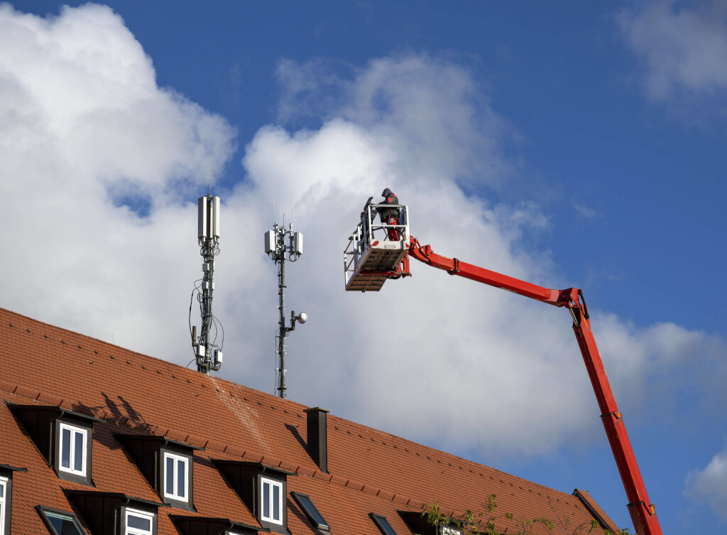 11.11.2022, Arbeiten an der LTE-5G-Antenne auf dem Mindelheimer Postgebäude. Die 5G-Funksendeanlage Anlage von der Firma HUAWEI versorgt die Mindelheimer Innenstadt mit 5G-schneller Mobilfunkgeschwindigkeit. 11.11.2022, LTE-5G-Antenne 11.11.2022, LTE-5G-Antenne *** 11 11 2022, Work on the LTE 5G antenna on the Mindelheim post office building The 5G radio transmitter system system from the HUAWEI company provides Mindelheims city center with 5G fast cellular speeds 11 11 2022, LTE 5G antenna 11 11 2022, LTE 5G antenna