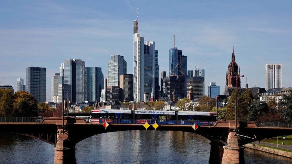 Die Frankfurter Skyline mit den Türmen verschiedener Bankhäuser. Als Frankfurter Bankenviertel wird ein innerstädtisches Gebiet von Frankfurt am Main bezeichnet, in dem eine Vielzahl von Banken, Versicherungen und anderen Geldhäusern ansässig sind. Themenbild, Symbolbild Frankfurt, 27.10.2022 Hessen Deutschland *** The Frankfurt skyline with the towers of various banking houses Frankfurts banking district is the name given to an inner-city area of Frankfurt am Main where a large number of banks, insurance companies and other financial institutions are located Topic image, symbol image Frankfurt, 27 10 2022 Hesse Germany Copyright: xChristophxHardtx