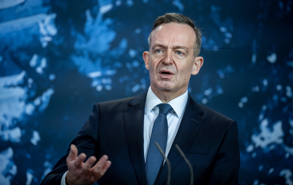 06.03.2023, Brandenburg, Meseberg: Volker Wissing (FDP), Bundesminister für Verkehr und Digitales, spricht bei einem Pressestatement vor der Klausurtagung des Bundeskabinetts. Das Ampel Kabinett hat sich zu einer zweitägigen Klausurtagung im Gästehaus der Bundesregierung, dem Schloss Meseberg zurückgezogen. Foto: Michael Kappeler/dpa +++ dpa-Bildfunk +++