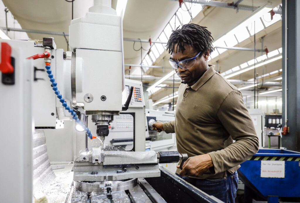 12.02.2020, Remscheid, Nordrhein-Westfalen, Deutschland - Auszubildende in Metallberufen, hier an einer Werkzeugmaschine, Berufsbildungszentrum der Remscheider Metall- und Elektroindustrie. - model released - Remscheid Nordrhein-Westfalen Deutschland *** 12 02 2020, Remscheid, North Rhine-Westphalia, Germany Apprentices in metal professions, here at a machine tool, vocational training centre of the Remscheid metal and electrical industry model released Remscheid North Rhine-Westphalia Germany