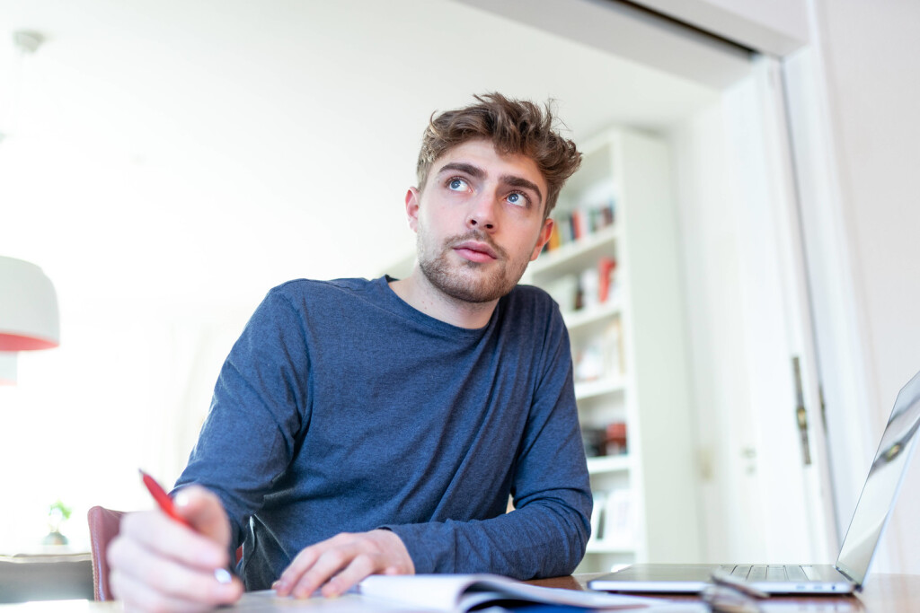 Was wird die Zukunft bringen - junger Mann im Home Studium mit Blick in die Ferne - Deutschland *** What will the future bring young man in home study with a view to the distant Germany xRMx
