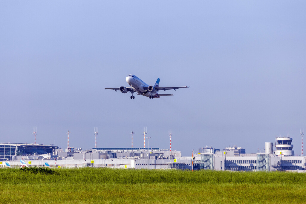 Startendes Flugzeug, Airport International Düsseldorf *** Aircraft taking off, Airport International Düsseldorf