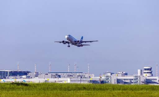 Startendes Flugzeug, Airport International Düsseldorf *** Aircraft taking off, Airport International Düsseldorf