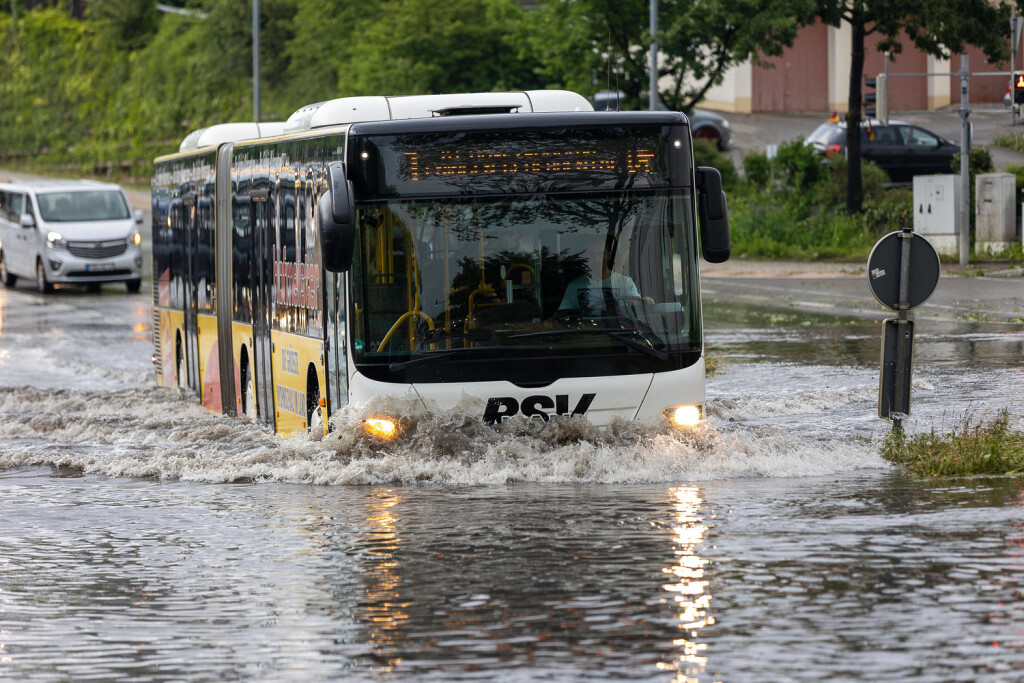 Reutlingen Unwetter Baden-Wuerttemberg, Reutlingen, 23.06.2021, Unwetter Baden-Wuerttemberg, Reutlingen, Bus im Wasser in der Rommelsbacher Str, 23.06.2021, *** Reutlingen thunderstorm Baden Wuerttemberg, Reutlingen, 23 06 2021, thunderstorm Baden Wuerttemberg, Reutlingen, bus in the water in the Rommelsbacher Str, 23 06 2021, Copyright: xDROFITSCH/EIBNERx EP_ddh