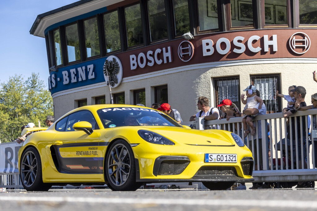 Powered by Renewable Fuel. Modernes Fahrzeug von Porsche mit Verbrennermotor wirbt für Erneuerbare Kraftstoffe. 100 Jahre Automobilrennen auf dem Solitude-Ring. // 17.07.2022: Deutschland, Baden-Württemberg, Stuttgart. *** Powered by Renewable Fuel Modern Porsche vehicle with combustion engine promotes Renewable Fuels 100 years of automobile racing on the Solitude Ring 17 07 2022 Germany, Baden Württemberg, Stuttgart