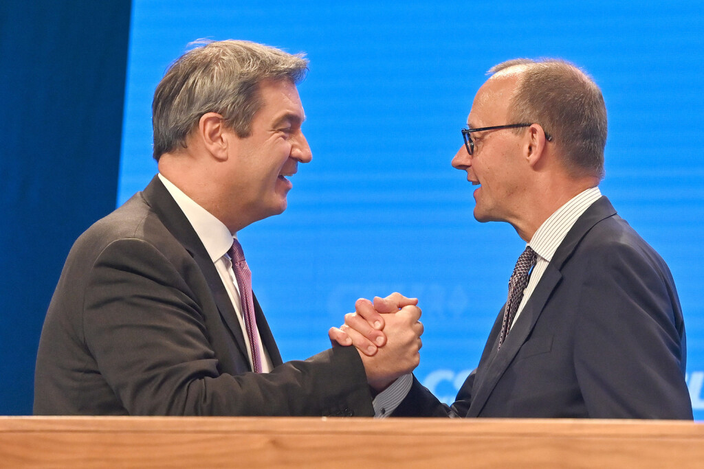 Markus SOEDER Ministerpraesident Bayern und CSU Vorsitzender gratuliert Friedrich MERZ CDU Vorsitzender nach seiner Rede,Shake hands,Handschlag. CSU Parteitag 2022 am 28. und 29.10.2022 Messe Augsburg *** Markus SOEDER Ministerpraesident Bavaria and CSU Chairman congratulates Friedrich MERZ CDU Chairman after his speech,Shake hands,Handshake CSU Party Congress 2022 on 28 and 29 10 2022 Augsburg Fair