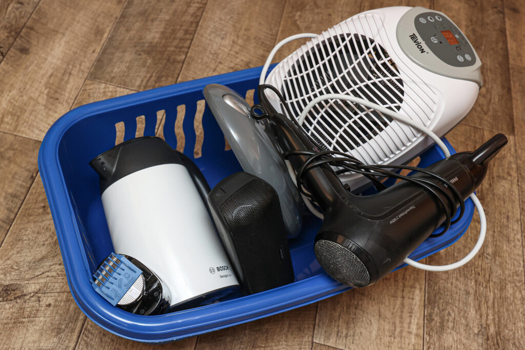 Elektroschrott, Defekte Elektrogeraete liegen in einem Korb. Wohin mit dem Elektromuell Symbolbild zum Thema Elektroschrott am 05.01.2023 in Siegen/Deutschland. *** Electrical waste, defective electrical appliances lie in a basket Where to put the electrical waste Symbolic image about electrical waste on 05 01 2023 in Siegen Germany