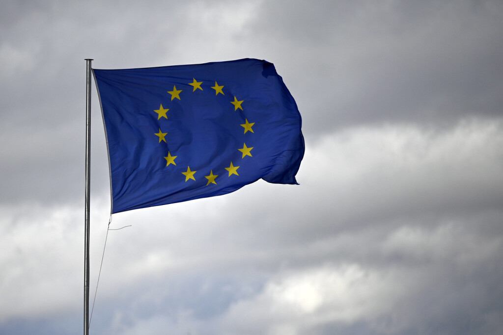 Eine EU-Flagge knattert im Wind vor bewölktem Himmel Themenbild, Symbolbild. Straßburg, 16.01.2023 Elsass Frankreich *** An EU flag rattles in the wind against cloudy sky theme image, symbol image Strasbourg, 16 01 2023 Alsace France Copyright: xDwixAnoraganingrumx