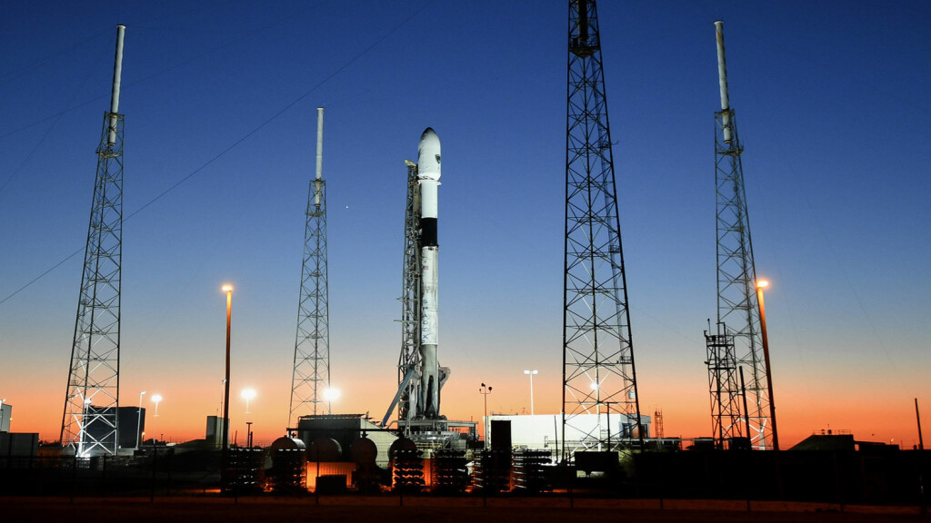 News: Space X Launch Jan 18, 2023 Cape Canaveral, FL, USA A SpaceX Falcon 9 is prepared for launch from LC-40 at Cape Canaveral Space Force Station Tuesday, January 17, 2023. The rocket will carry the GPS III SVO6 satellite to orbit. Cape Canaveral Space Force Station FL USA, EDITORIAL USE ONLY PUBLICATIONxINxGERxSUIxAUTxONLY Copyright: xCraigxBaileyx 20230118_ajw_usa_016