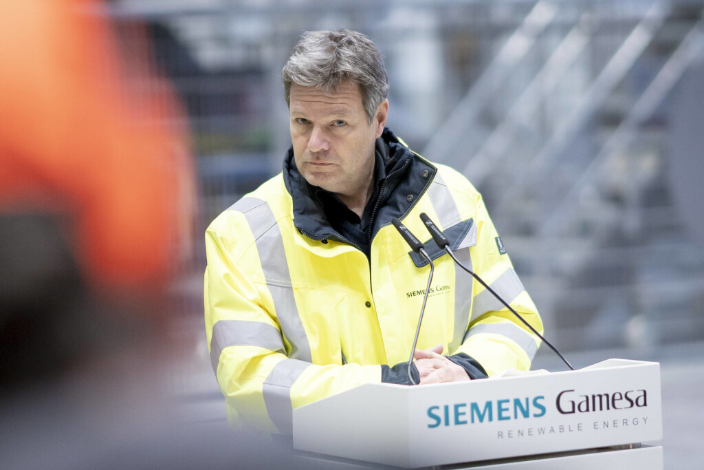 Besichtigung Fertigungsstelle für Offshore-Windradkomponenten von Siemens Gamesa in Cuxhaven durch Bundeswirtschaftsminister Bundesminister Robert Habeck während seines BesuchsBesichtigung Fertigungsstelle für Offshore-Windradkomponenten von Siemens Gamesa in Cuxhaven durch Bundeswirtschaftsminister Bundesminister Robert Habeck während seines Besuchs, Cuxhaven Niedersachsen Deutschland Siemens Gamesa *** Visit of the production site for offshore wind turbine components of Siemens Gamesa in Cuxhaven by Federal Minister of Economics Federal Minister Robert Habeck during his visit Visit of the production site for offshore wind turbine components of Siemens Gamesa in Cuxhaven by Federal Minister of Economics Federal Minister Robe