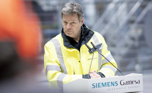 Besichtigung Fertigungsstelle für Offshore-Windradkomponenten von Siemens Gamesa in Cuxhaven durch Bundeswirtschaftsminister Bundesminister Robert Habeck während seines BesuchsBesichtigung Fertigungsstelle für Offshore-Windradkomponenten von Siemens Gamesa in Cuxhaven durch Bundeswirtschaftsminister Bundesminister Robert Habeck während seines Besuchs, Cuxhaven Niedersachsen Deutschland Siemens Gamesa *** Visit of the production site for offshore wind turbine components of Siemens Gamesa in Cuxhaven by Federal Minister of Economics Federal Minister Robert Habeck during his visit Visit of the production site for offshore wind turbine components of Siemens Gamesa in Cuxhaven by Federal Minister of Economics Federal Minister Robe