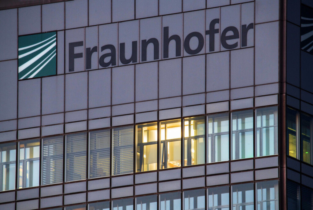 Fraunhofer Gesellschaft, Zentrale, München, Februar 2023 Deutschland, München, 9. Februar 2023, Fraunhofer Gesellschaft, Zentrale in der Hansastraße, Schriftzug mit Logo, Forschungsinstitut gerade in der Kritik durch den Bundesrechnungshof, Fraunhofer-Affäre, *** Fraunhofer Gesellschaft, headquarters, Munich, February 2023 Germany, Munich, 9 February 2023, Fraunhofer Gesellschaft, headquarters in Hansastrasse, lettering with logo, research institute just in the criticism by the Federal Audit Office, Fraunhofer affair,