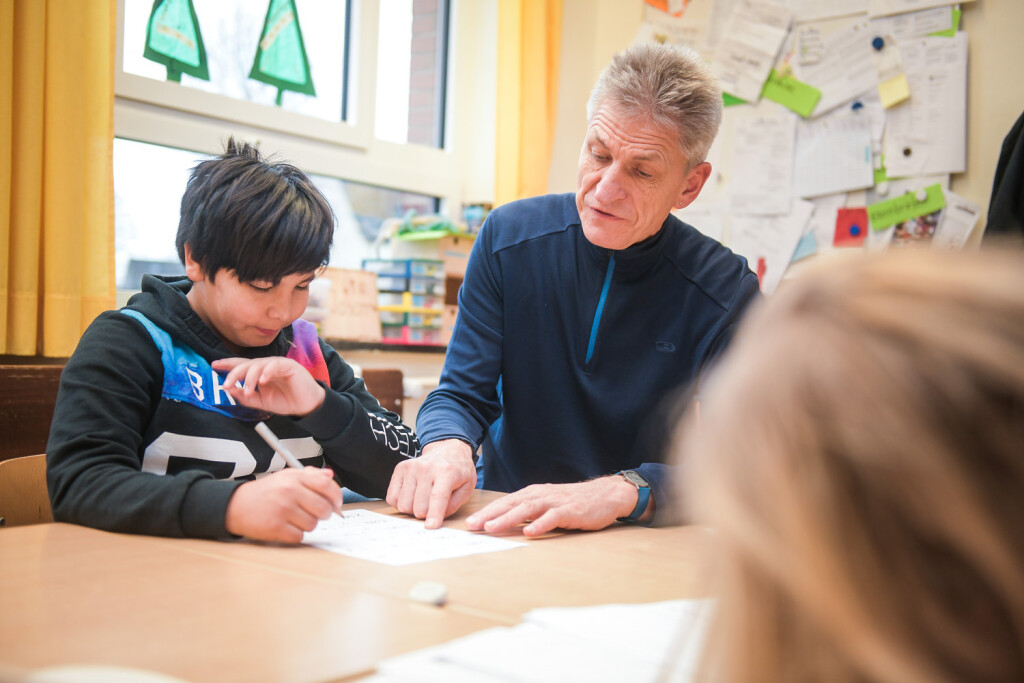 Inklusionstag in Bochum *** NUR FUeR REDAKTIONELLE ZWECKE *** EDITORIAL USE ONLY ***<p>Der Lehrer Theo Goestenkors uebt mit David (10) Mathematik am Montag, 16. Dezember 2019 in der Hilda-Heinemann-Schule in Bochum. Kooperativer Inklusionstag an der Hilda-Heinemann-Schule (Foerderschule geistige Entwicklung), Lehrer der Maischuetzen-Grundschule, der Pestalozzi-Realschule und der W.-v.-Siemens-Hauptschule lernen den Umgang mit Behinderten. Deutschland NRW Bochum Copyright: SvenjaxHanusch *** inclusion day in Bochum *** ONLY FOR EDITORIAL PURPOSE *** EDITORIAL USE ONLY *** P the Teachers Theo Gostenkors practices with David 10 Mathematics on Monday, 16 December 2019 in the Hilda Heinemann School in Bochum cooperative inclusion day Copyright: SvenjaxHanusch doc78fg0qmnns2152hop1ce0 EDITORIAL USE ONLY