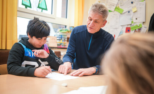 Inklusionstag in Bochum *** NUR FUeR REDAKTIONELLE ZWECKE *** EDITORIAL USE ONLY ***<p>Der Lehrer Theo Goestenkors uebt mit David (10) Mathematik am Montag, 16. Dezember 2019 in der Hilda-Heinemann-Schule in Bochum. Kooperativer Inklusionstag an der Hilda-Heinemann-Schule (Foerderschule geistige Entwicklung), Lehrer der Maischuetzen-Grundschule, der Pestalozzi-Realschule und der W.-v.-Siemens-Hauptschule lernen den Umgang mit Behinderten. Deutschland NRW Bochum Copyright: SvenjaxHanusch *** inclusion day in Bochum *** ONLY FOR EDITORIAL PURPOSE *** EDITORIAL USE ONLY *** P the Teachers Theo Gostenkors practices with David 10 Mathematics on Monday, 16 December 2019 in the Hilda Heinemann School in Bochum cooperative inclusion day Copyright: SvenjaxHanusch doc78fg0qmnns2152hop1ce0 EDITORIAL USE ONLY