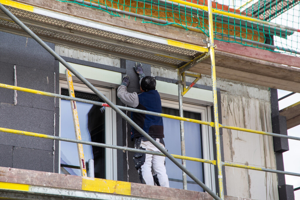 Bauarbeiter isolieren eine Hausfassade *** Construction workers insulate a house facade Copyright: xx