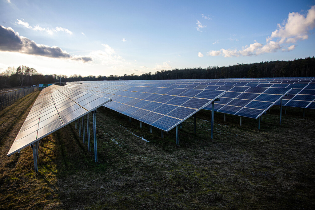 Ein Solarpark mit Photovoltaik Anlagen am 11. März 2023 in der Nähe von Trebbin in Brandenburg. Solarpark in Brandenburg *** A solar park with photovoltaic systems on 11 March 2023 near Trebbin in Brandenburg Solar park in Brandenburg