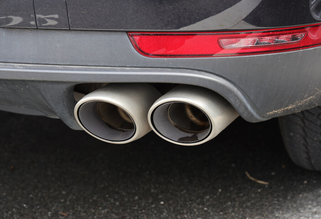 13.03.2023, Deutschland, NRW, Autos, Verbrenner, Motoren, Motor, Detailaufnahme Auspuff Porsche Cayenne NRW Deutschland