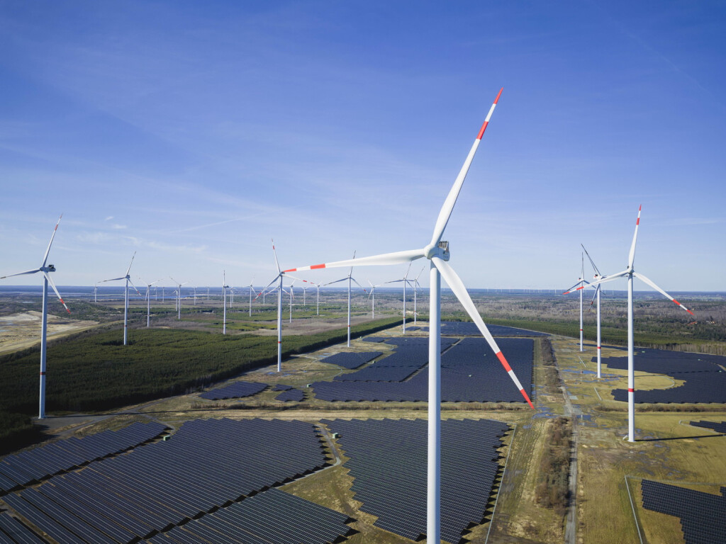 Energiepark Schipkau Die Energieparks in Schipkau sind mehrere Wind- und Solarparks auf der Fläche der ehemaligen Braunkohle-Tagebaue Klettwitz und Klettwitz-Nord im Lausitzer Braunkohlerevier, die zum größten Teil auf dem Gebiet der Gemeinde Schipkau in Brandenburg errichtet worden sind. Schipkau Brandenburg GERMANY *** Energy Park Schipkau The energy parks in Schipkau are several wind and solar parks on the area of the former opencast lignite mines Klettwitz and Klettwitz North in the Lusatian lignite mining area, most of which have been built on the territory of the municipality of Schipkau in Brandenburg Schipkau Brandenburg GERMANY