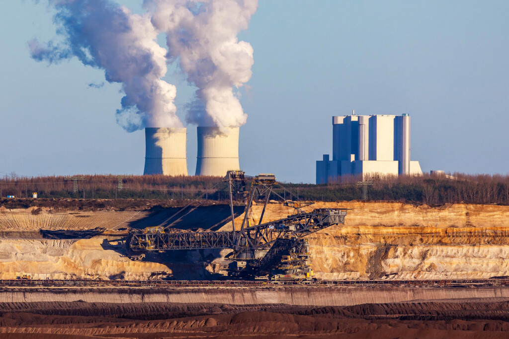 Tagebau Welzow-Sued mit Kraftwerk Schwarze Pumpe DEU/Deutschland/Brandenburg/Welzow, 16.03.2023, Braunkohletagebau Welzo