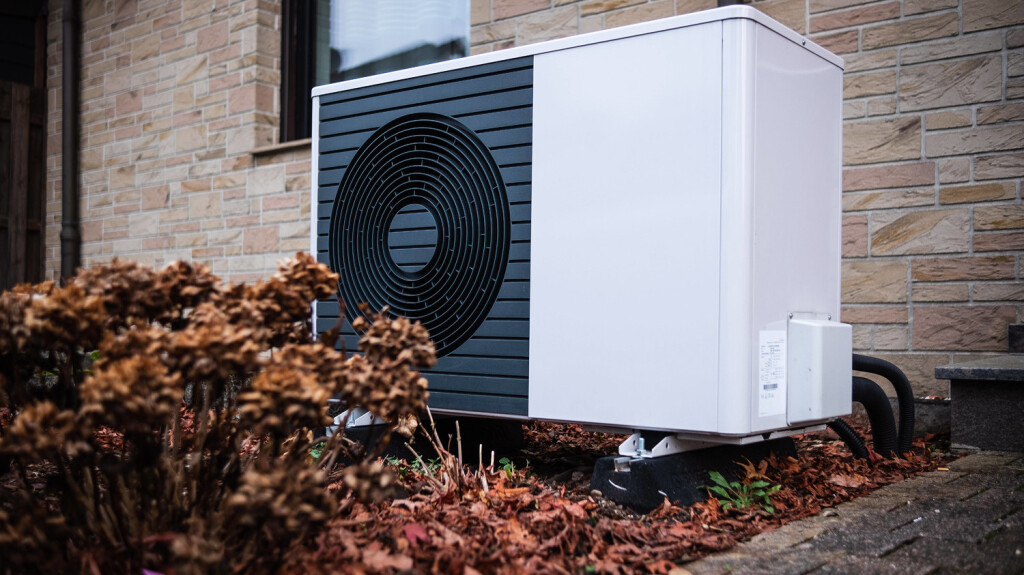 Wärmepumpe an einem Einfamilienhaus in Düsseldorf Düsseldorf Nordrhein-Westfalen Deutschland *** Heat pump on a single family house in Düsseldorf North Rhine Westphalia Germany