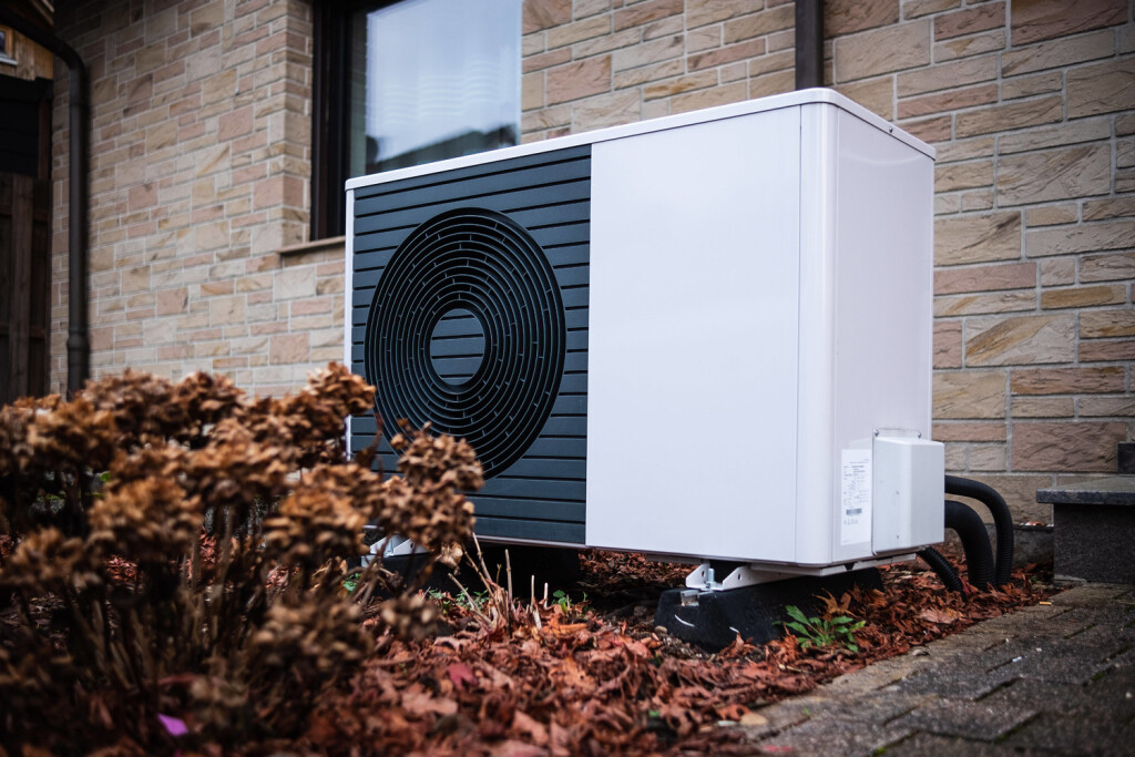 Wärmepumpe an einem Einfamilienhaus in Düsseldorf Düsseldorf Nordrhein-Westfalen Deutschland *** Heat pump on a single family house in Düsseldorf North Rhine Westphalia Germany