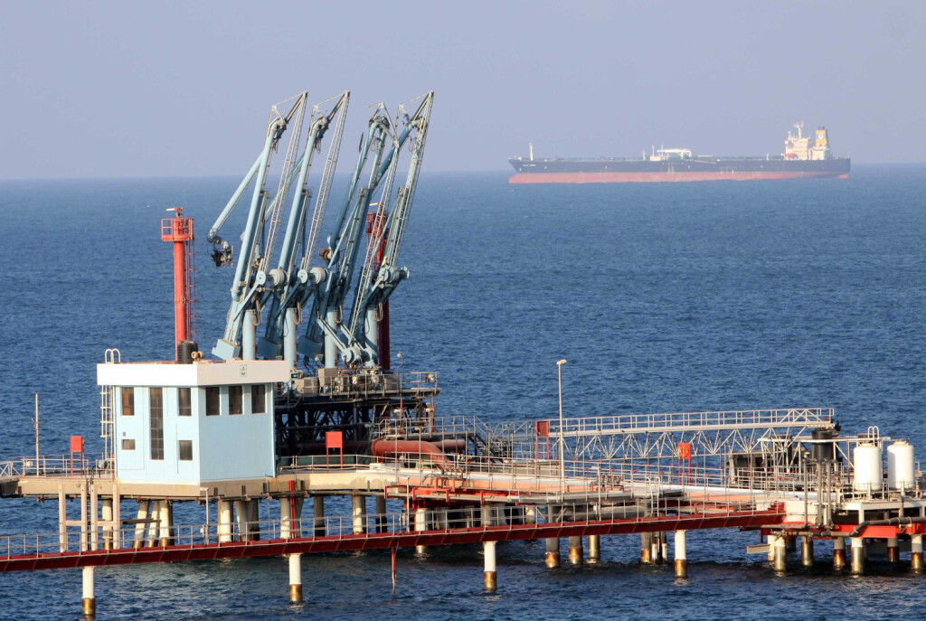 Bildnummer: 60377251 Datum: 20.08.2013 Copyright: imago/Xinhua
TOBRUK, Aug. 20, 2013 - Photo taken on Aug. 20, 2013 shows a view of pipelines and a loading berth of the Marsa al Hariga oil port in the city of Tobruk, about 1,500 km east of Tripoli, Libya. The port resumed full operations on Monday and is ready to export after worker strikes, a spokesman for the oil ministry said. (Xinhua/Hamza Turkia) (syq) LIBYA-TOBRUK-OIL PORT OPERATION-RESUME PUBLICATIONxNOTxINxCHN Wirtschaft Ölplatform Öl Erdöl Bohrinsel Streik x0x xdd premiumd 2013 quer
60377251 Date 20 08 2013 Copyright Imago XINHUA Tobruk Aug 20 2013 Photo Taken ON Aug 20 2013 Shows a View of Pipelines and a Loading Berth of The Marsa Al Oil Port in The City of Tobruk About 1 500 km East of Tripoli Libya The Port resumed Full Operations ON Monday and IS Ready to Export After Worker Strikes a spokesman for The Oil Ministry Said XINHUA Hamza Turkia Libya Tobruk Oil Port Operation Resume PUBLICATIONxNOTxINxCHN Economy Oil Oil Drilling island Strike x0x premiumd 2013 horizontal