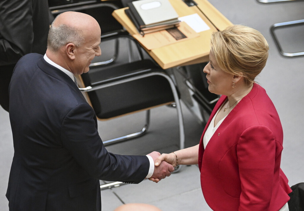 epa10594126 Designated Berlin Economy, energy and Business and outgoing Berlin Governing Mayor Franziska Giffey (R) and designated Berlin Governing Mayor Kai Wegner shake hands during the election for the new mayor in the plenary hall in the Berlin House of Representatives in Berlin, Germany, 27 April 2023. EPA-EFE/FILIP SINGER