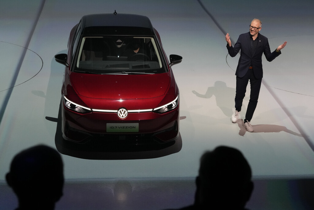 ARCHIV - 17.04.2023, China, Shanghai: Stefan Mecha, CEO von Volkswagen China Passenger Cars, präsentiert den Volkswagen ID.7 Vizzion, das neue Konzeptfahrzeug von Volkswagen, auf der Automesse in Shanghai. Erstmals seit der Aufhebung der Null-Covid-Strategie in China findet wieder eine große internationale Automesse auf dem größten Automarkt der Welt statt (bis 27. April). Foto: Ng Han Guan/AP/dpa +++ dpa-Bildfunk +++