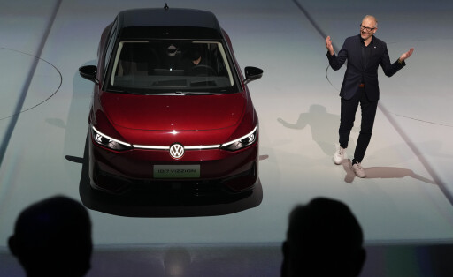 ARCHIV - 17.04.2023, China, Shanghai: Stefan Mecha, CEO von Volkswagen China Passenger Cars, präsentiert den Volkswagen ID.7 Vizzion, das neue Konzeptfahrzeug von Volkswagen, auf der Automesse in Shanghai. Erstmals seit der Aufhebung der Null-Covid-Strategie in China findet wieder eine große internationale Automesse auf dem größten Automarkt der Welt statt (bis 27. April). Foto: Ng Han Guan/AP/dpa +++ dpa-Bildfunk +++