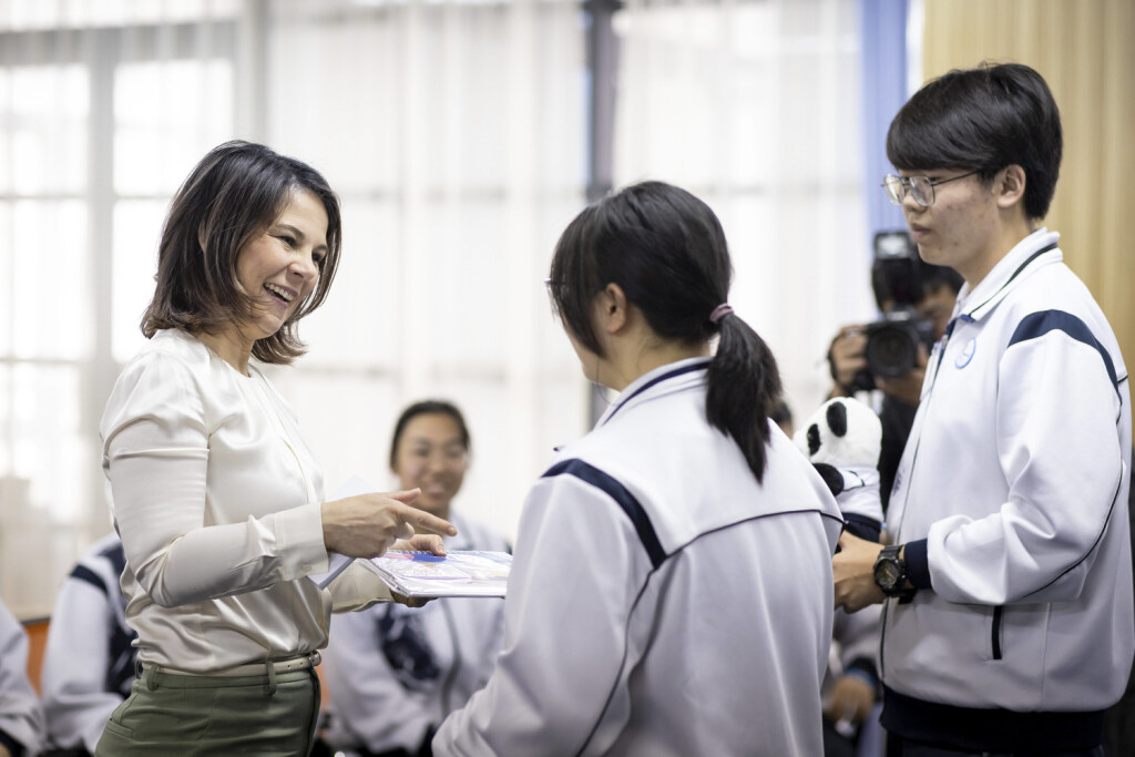 Annalena Baerbock Buendnis 90/Die Gruenen, Bundesaussenministerin, besucht die Schule Nr. 42 in Tianjin / China, 13.04.2023. Tianjin China *** Annalena Baerbock Buendnis 90 Die Gruenen , German Foreign Minister, visits school No 42 in Tianjin China, 13 04 2023 Tianjin China Copyright: xKiraxHofmannx