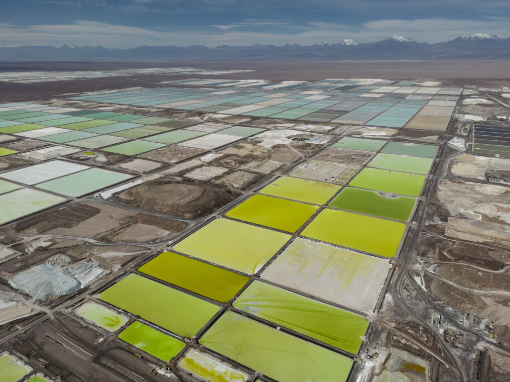 18.04.2023, Chile, San Pedro de Atacama: Luftaufnahme von Solebecken, die sich in der SQM-Mine in der Atacama-Wüste im Norden Chiles langsam in Lithium verwandeln. Foto: Rodrigo Abd/AP +++ dpa-Bildfunk +++