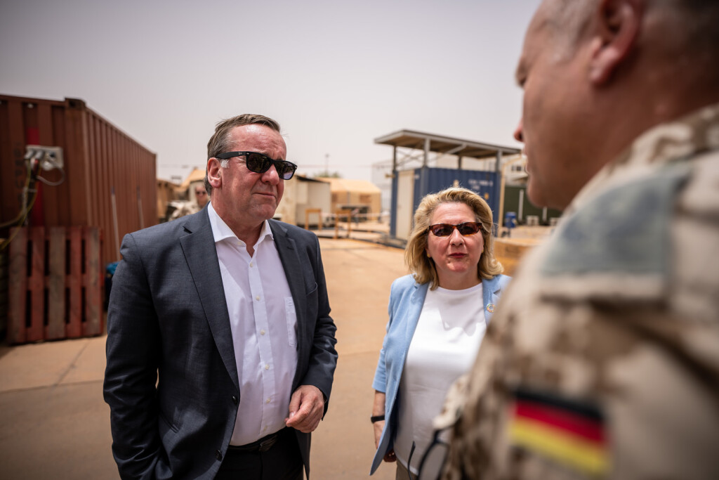 12.04.2023, Niger, Niamey: Boris Pistorius (SPD), Verteidigungsminister und Svenja Schulze (SPD), Bundesministerin für wirtschaftliche Zusammenarbeit und Entwicklung, besuchen zusammen mit Thomas Emig, Kommandeur am Bundeswehr Lufttransportstützpunkt "Camp Vie Allemand" in Niamey. Foto: Michael Kappeler/dpa +++ dpa-Bildfunk +++